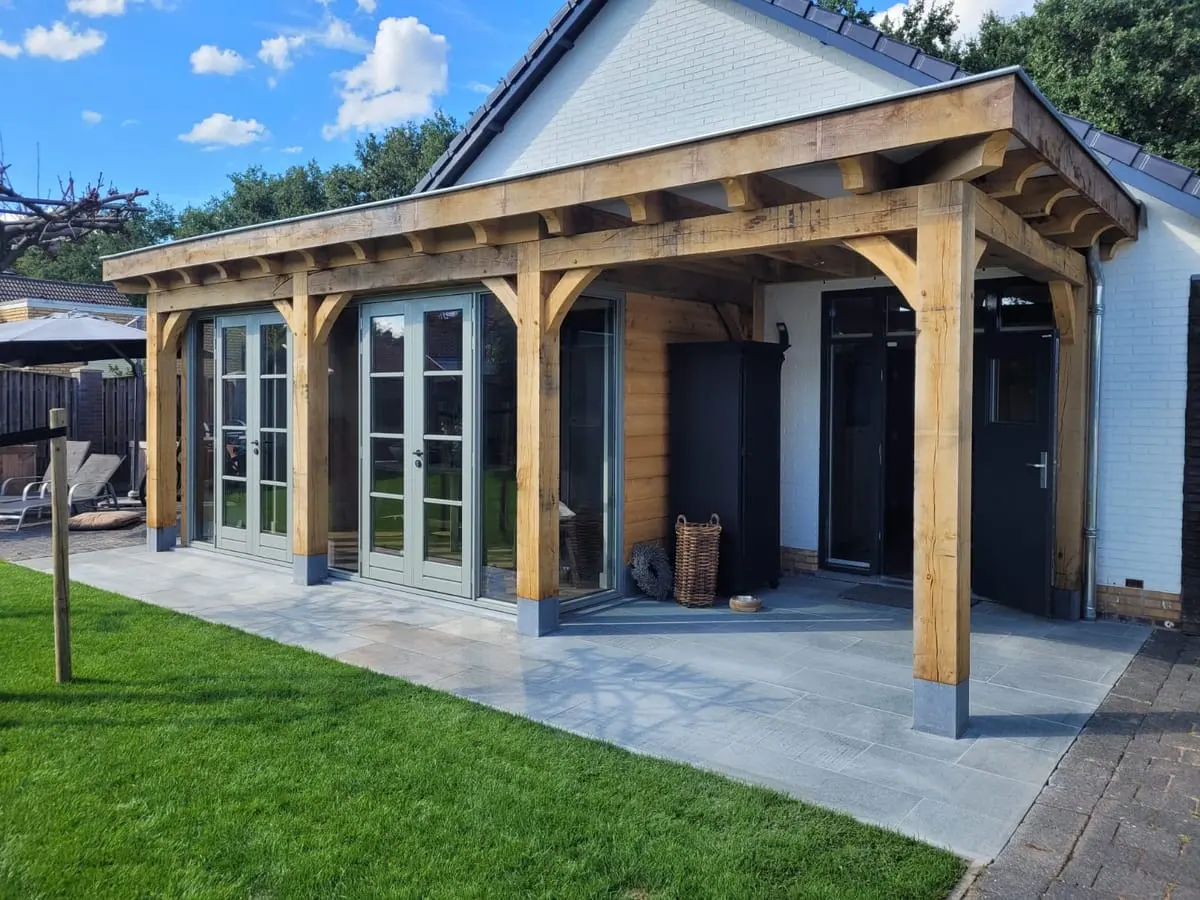 Eiken overkapping met openslaande tuindeuren aan een vrijstaande woning