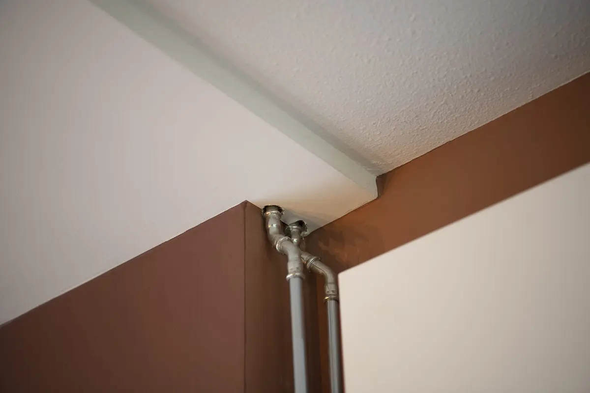 Detail van de aansluiting tussen het plafond van de aanbouw en de bestaande woning