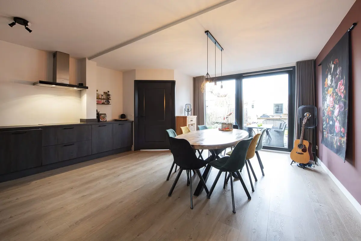 Keuken en eethoek in de aanbouw in Sleeuwijk met zicht op de tuin
