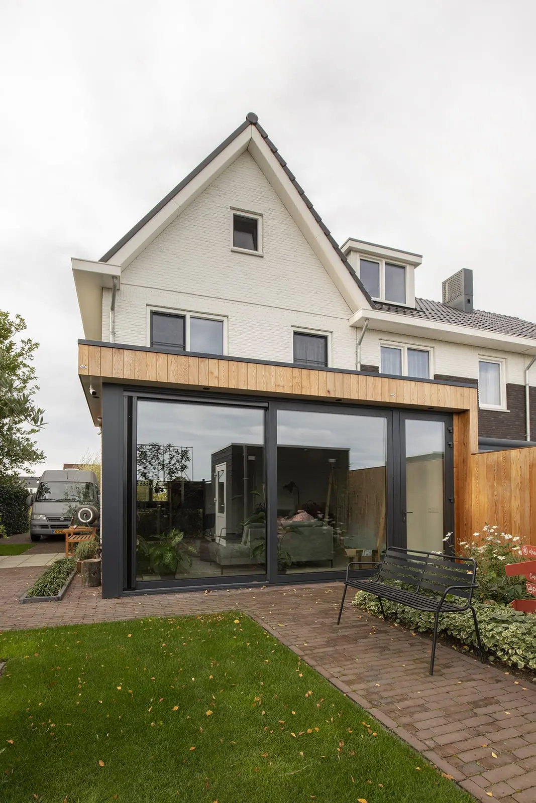 Achtertuin in Vlijmen met de aanbouw en schuifpui