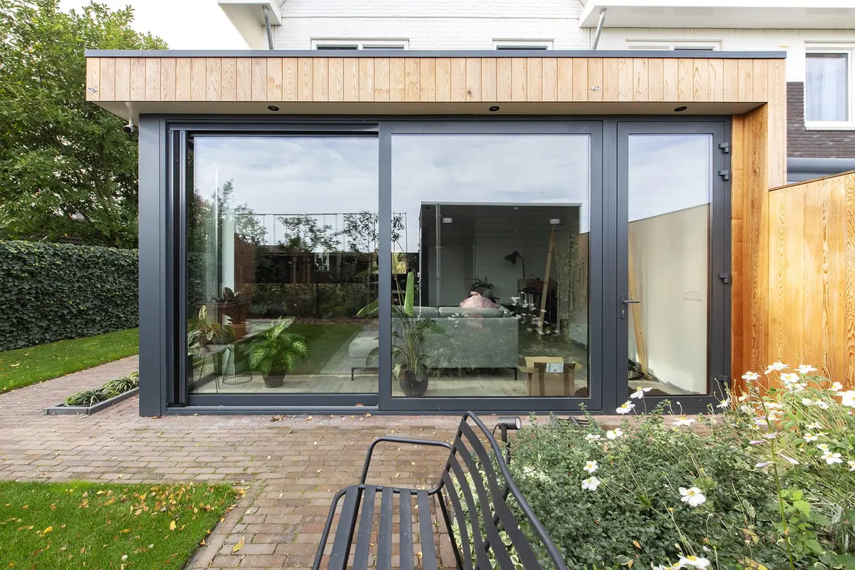 Grote schuifpui van de aanbouw in Vlijmen met zicht op de woonkamer