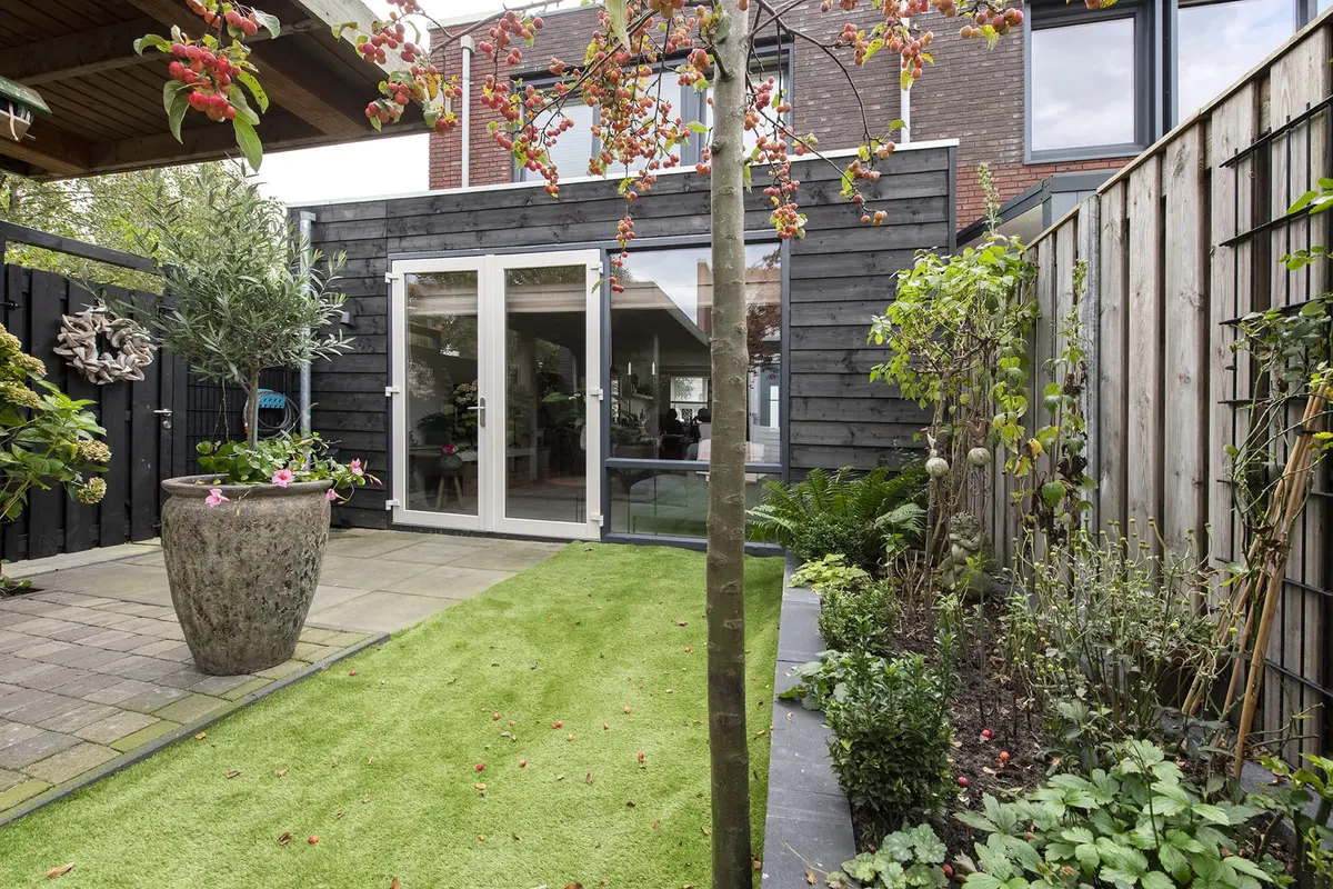 Tuin met kunstgras en de aanbouw in Waalwijk
