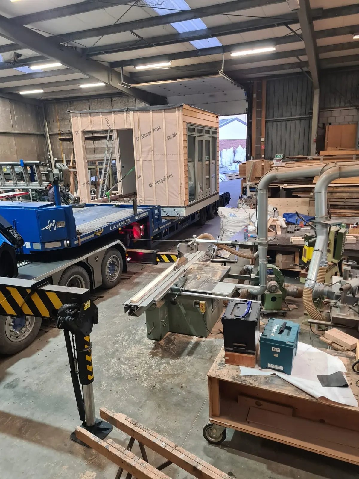 Prefab aanbouw in productie in de werkplaats