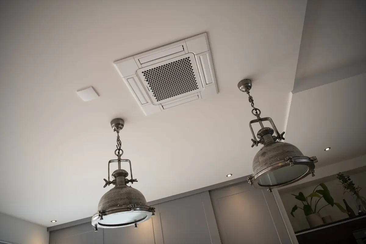Airco-plafondunit en hanglampen in de aanbouw