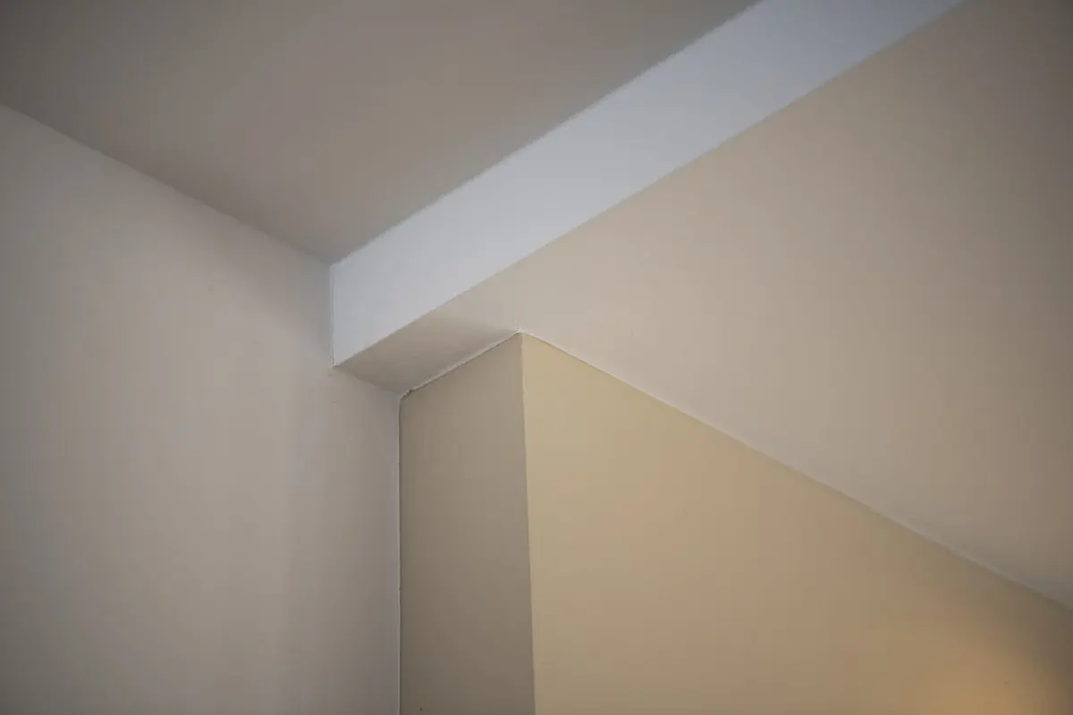 Overgang van het bestaande plafond naar het plafond van de aanbouw