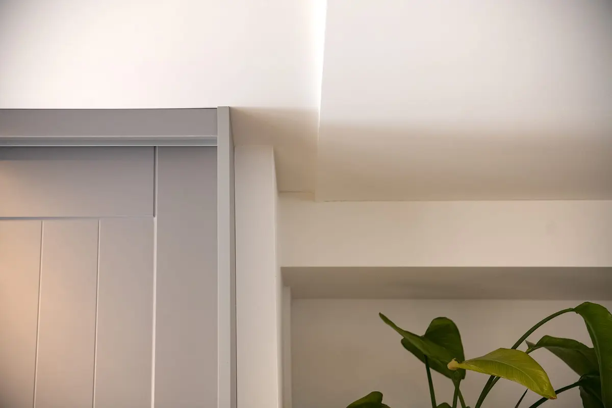 Afwerking van de wandaansluiting tussen woning en aanbouw